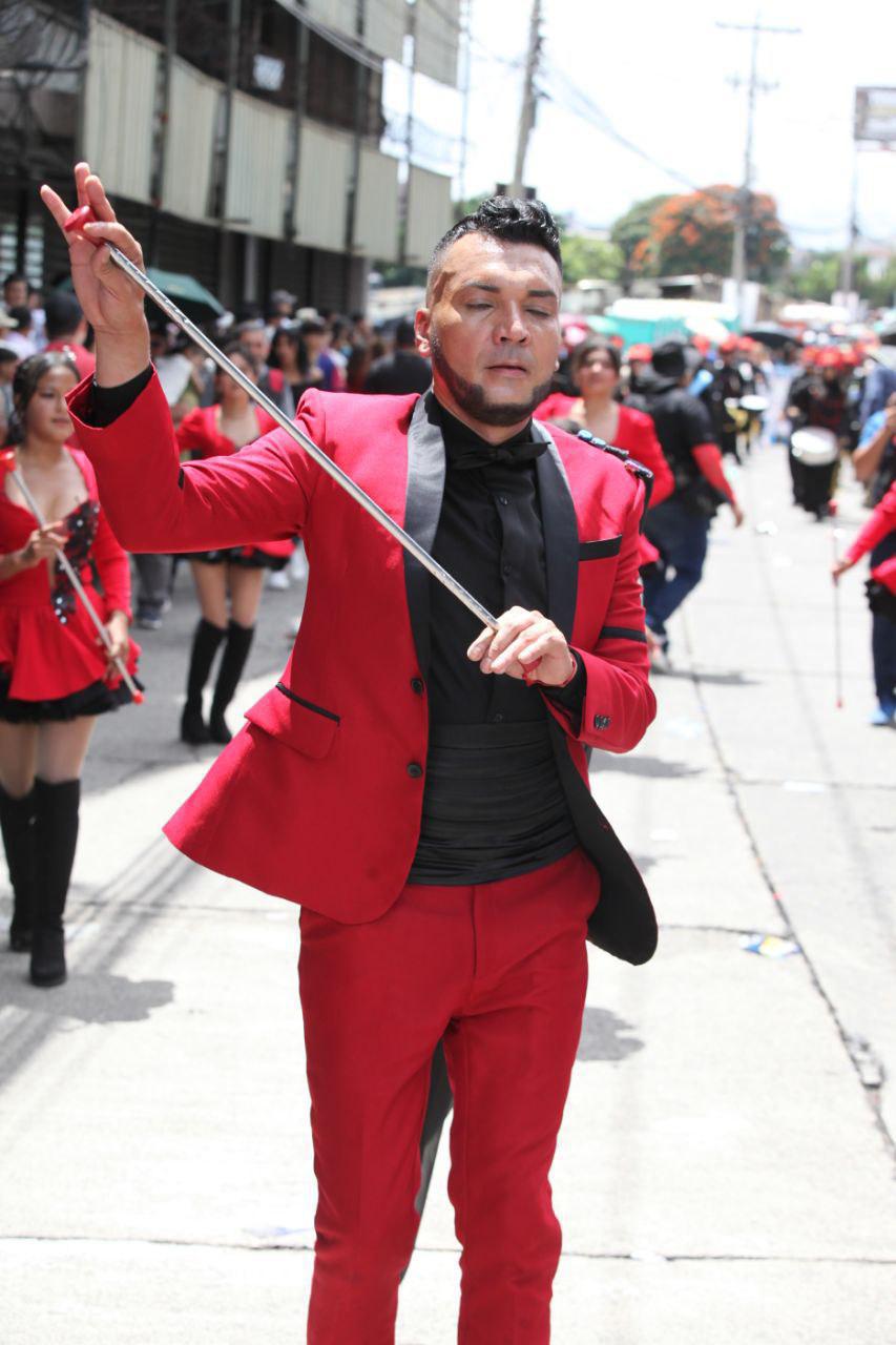 El instructor de palillonas que se volvió viral durante el desfile patrio