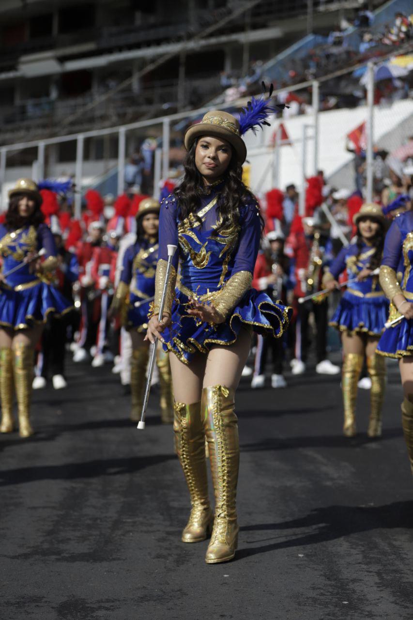 Angie Rodríguez, la guapa palillona del Liceo Santa María que cautiva en los desfiles 2025