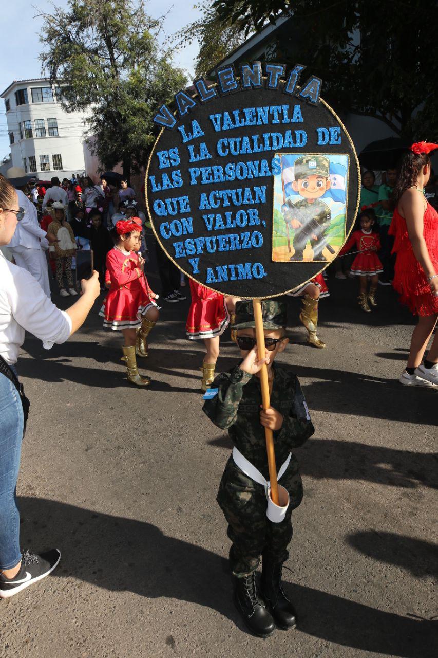 Los más pequeños rinden honor a la patria con coloridos desfiles