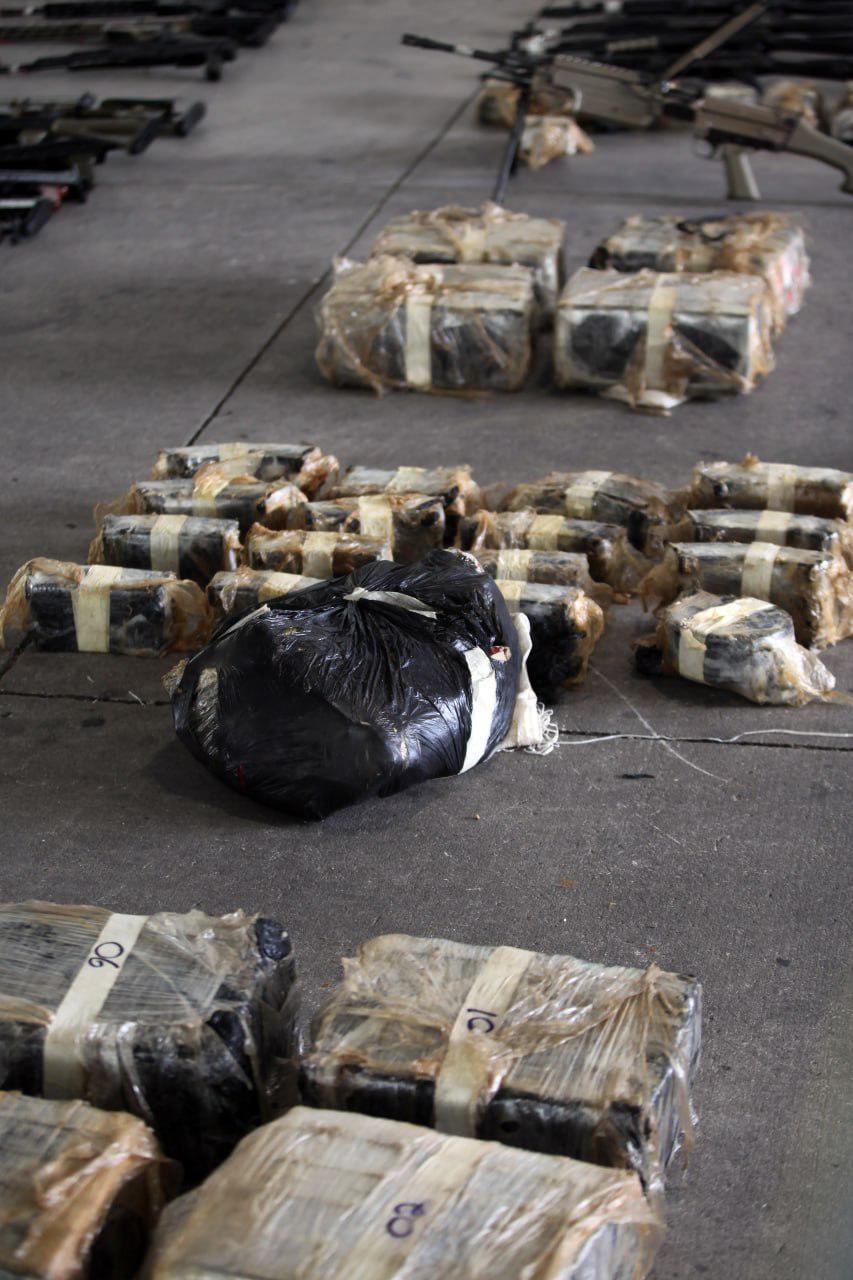 Bañadas en oro: el poderoso armamento decomisado por Honduras