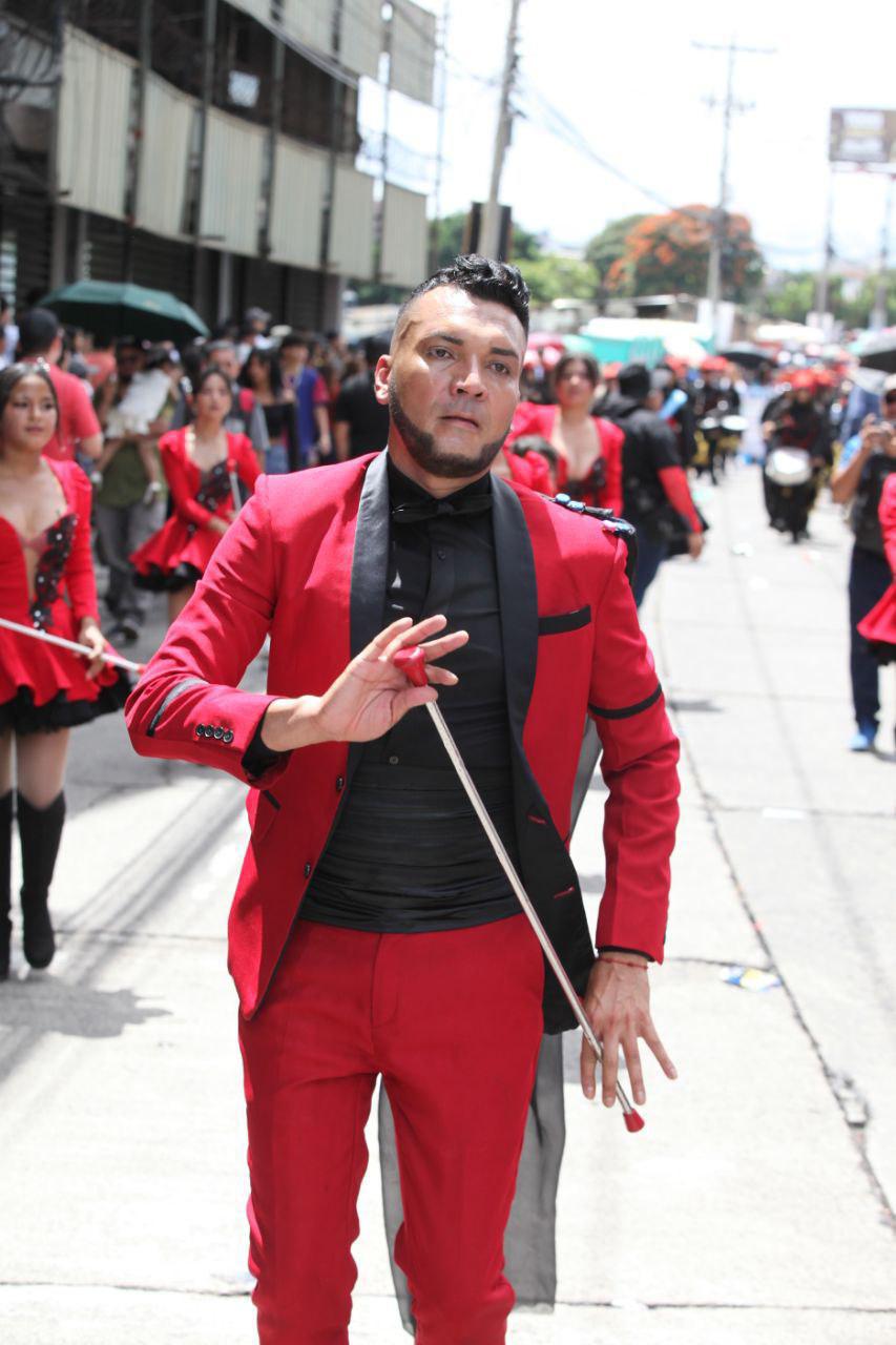 El instructor de palillonas que se volvió viral durante el desfile patrio