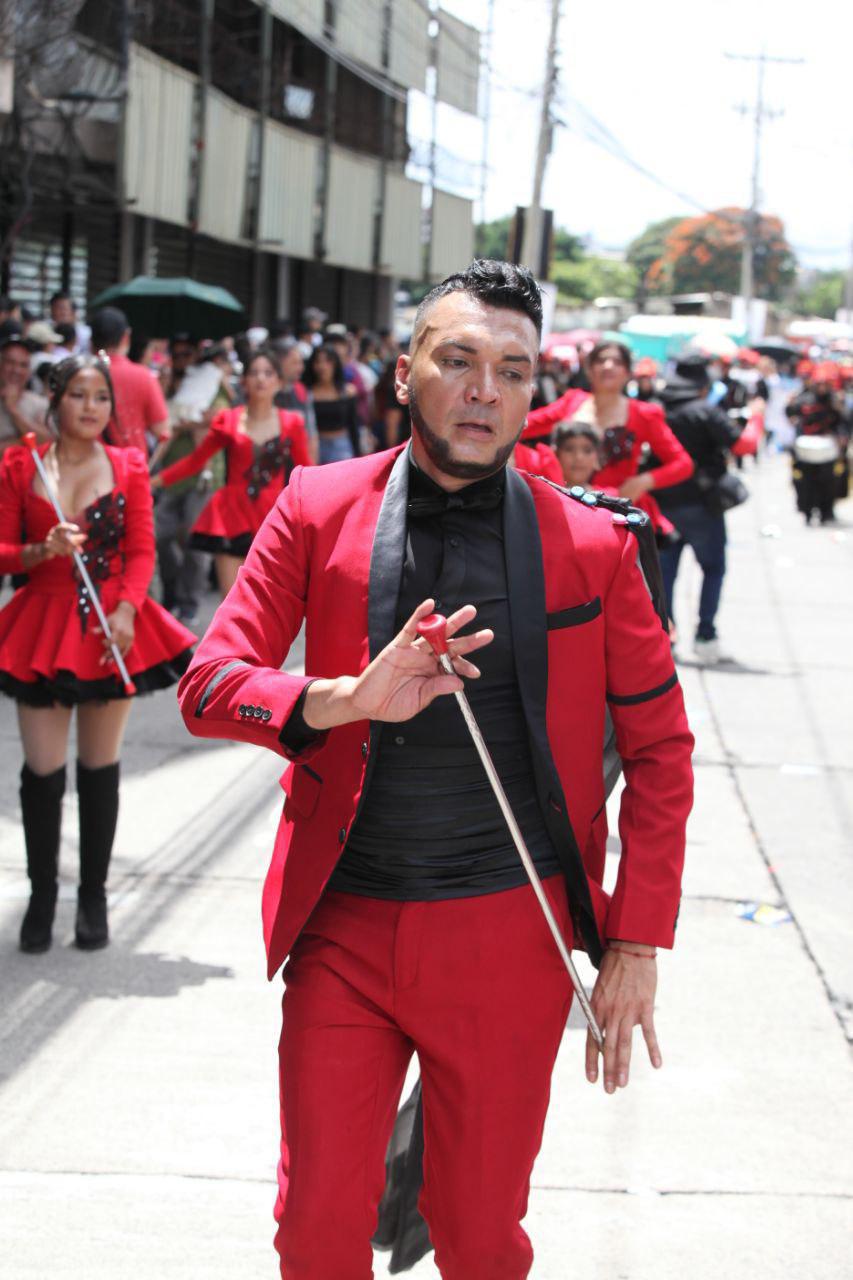 El instructor de palillonas que se volvió viral durante el desfile patrio