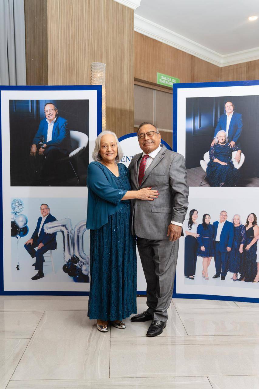 El salón Jerusalem fue el punto de reunión para el cumpleañero festejara su natalicio rodeado del amor de su familia y amigos. Aquí Don Óscar Aguilar acompañado de su esposa Sonia Rivera.