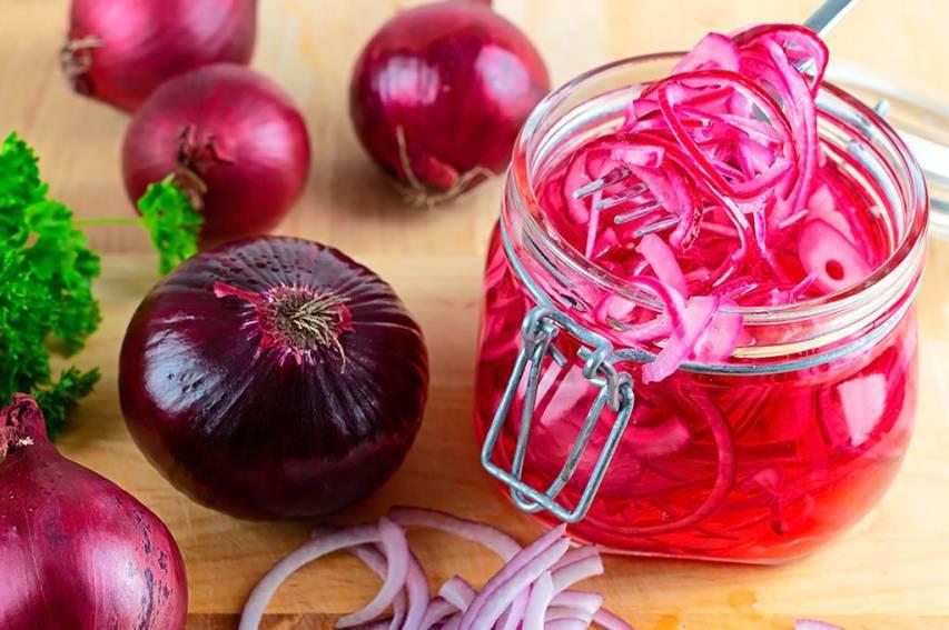 Encurtido de cebolla morada.