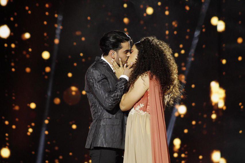 Cesia y Andrés se dejaron llevar por sus emociones. Los jóvenes sorprendieron con este tremendo beso en el escenario.