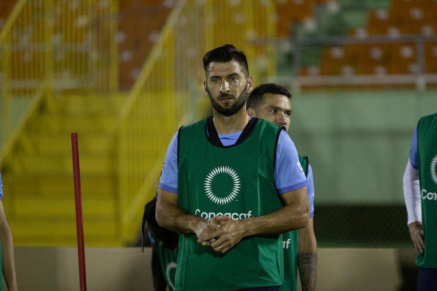 Nicolás Sánchez, como la mayoría de rivales a los que se enfrenta Lionel Messi, lo buscó una vez finalizado el partido de la Concachampions para llevarse un recuerdo, pero había tanta tensión en los pasillos del estadio que Yassine Chueko tuvo que intervenir.