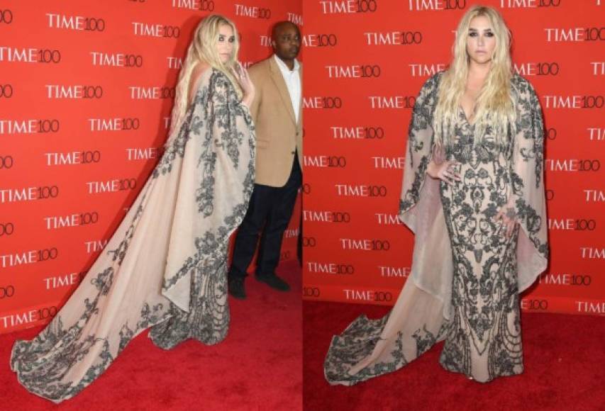 La cantante Kesha en un dramático vestido con capa bordada.