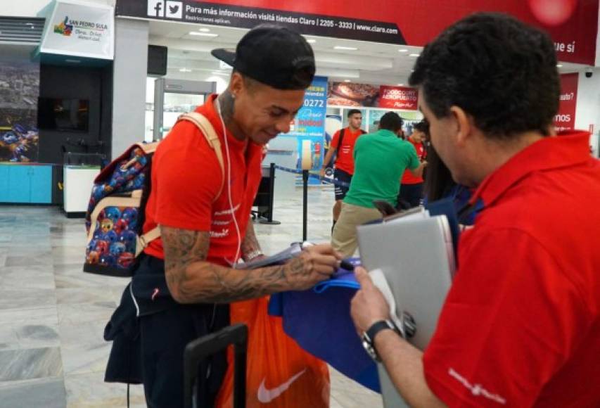 Eduardo Vargas, figura de los Tigres de México, firmando autógrafos a aficionados catrachos en el aeropuerto.