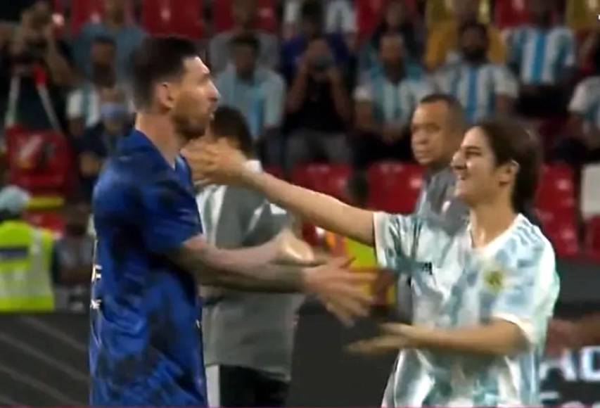 Durante el partido, una aficionada con la camiseta de argentina se metió al campo para abrazar a Messi.