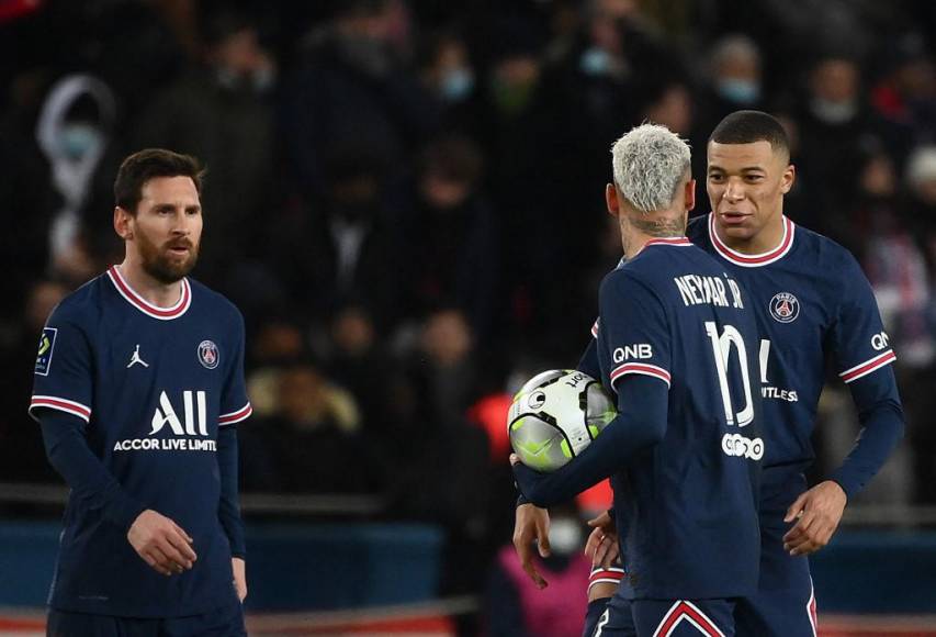 Según apunta L’Équipe, Kylian Mbappé quiere ser la imagen número uno del club, por lo tanto estaría por encima de los astros como Lionel Messi y Neymar. Dicha petición sería concedida por el equipo parisino.