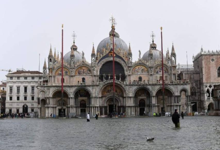 Venecia fue afectada por el fenómeno del 'agua alta', una excepcional marea que registró 1,56 metros, lo que obligó a cerrar todos los accesos a la Plaza de San Marcos.