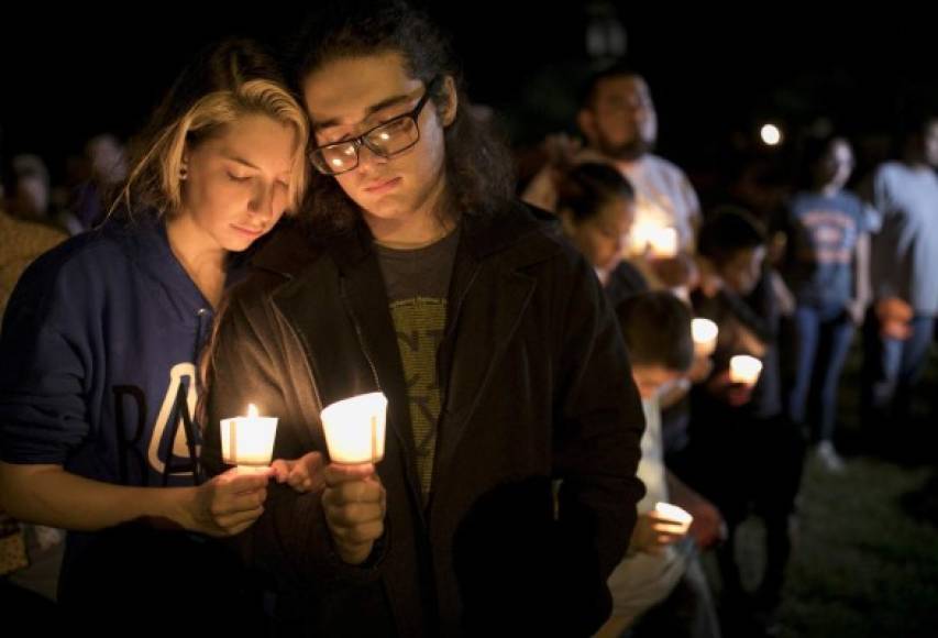 Thousand Oaks: 12 muertos<br/><br/>El 7 de noviembre de 2018 un exsoldado, Ian Long, fichado por la policía por problemas psíquicos, disparó en un bar lleno de gente en Thousand Oaks, cerca de Los Angeles, y mató a 12 personas, entre ellas un policía que acudió al lugar. Luego se suicidó.<br/><br/><br/>