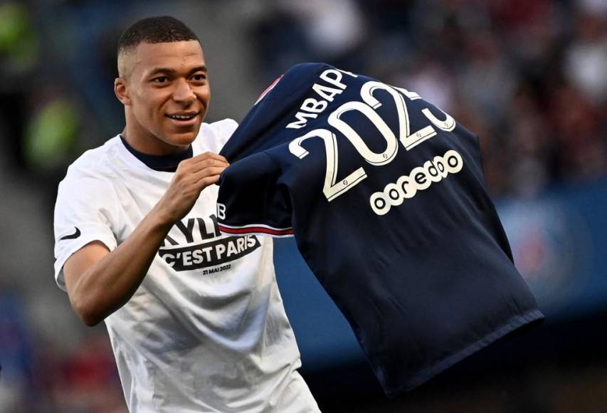 El París Saint-Germain, campeón de la Ligue 1 desde abril, cerró su temporada con un triunfo 5-0 sobre el Metz, en el Parque de los Príncipes, donde su astro Kylian Mbappé firmó un triplete en el día que se anunció su renovación hasta 2025.