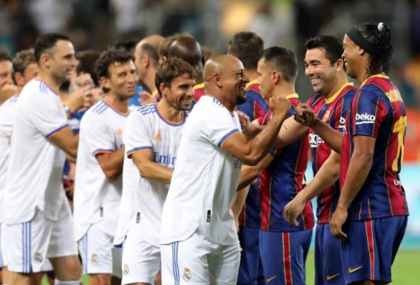 El amigable saludo de los jugadores del Real Madrid y Barcelona. Todo era sonrisas entre Roberto Carlos, Deco y Ronaldinho.
