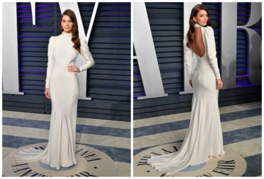 Camila Morrone, novia del oscarizado Leonardo DiCaprio, lució perfecta en un vestido blanco satinado de Monique Lhuillier.
