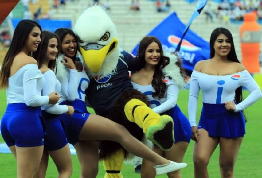 Las chicas de Pepsi junto a la mascota del Motagua.