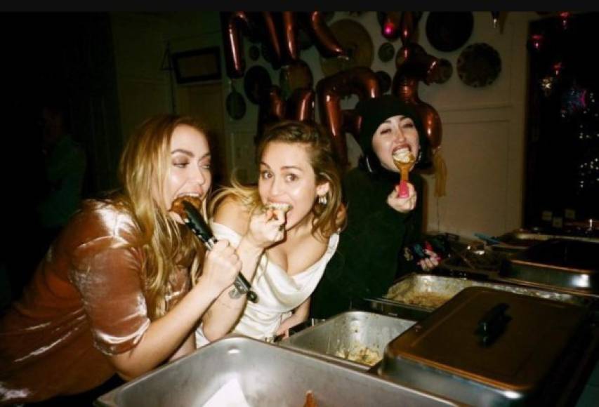En otras imágenes Cyrus aparece sentada entre sus hermanas Noah Cyrus y Brandi Cyrus comiendo directamente de los platos en la línea del buffet.<br/><br/>'¡La mejor parte de ser en la novia ..... saltarse la fila del buffet!', escribió Cyrus, aclarando que la comida servida en su boda era vegana con las etiquetas #VeganWedding (boda vegana) #HotNonViolentAnimalLovingHusbandsAreHottest, algo que se puede traducir como: Los esposos amante y no violentos con los animales son más sensuales.<br/>