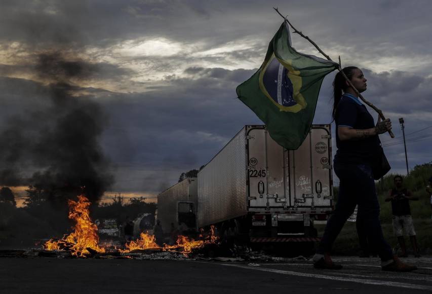 Pasadas más de 36 horas desde el resultado oficial, Bolsonaro no se ha pronunciado sobre la ajustada victoria el domingo del izquierdista Luiz Inácio Lula da Silva (50,9% contra 49,1%), que fue reconocida por varios aliados del gobierno y numerosos jefes de Estado extranjeros. 
