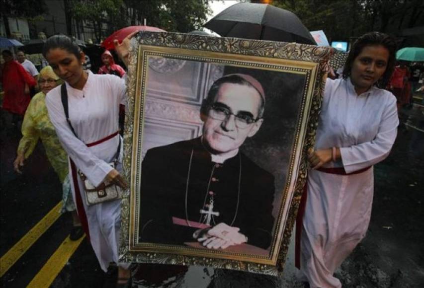 Cientos de devotos del mártir salvadoreño Óscar Arnulfo Romero iniciaron una procesión ayer en el marco de las actividades previas a la beatificación, hoy, del asesinado monseñor en San Salvador (El Salvador). EFE