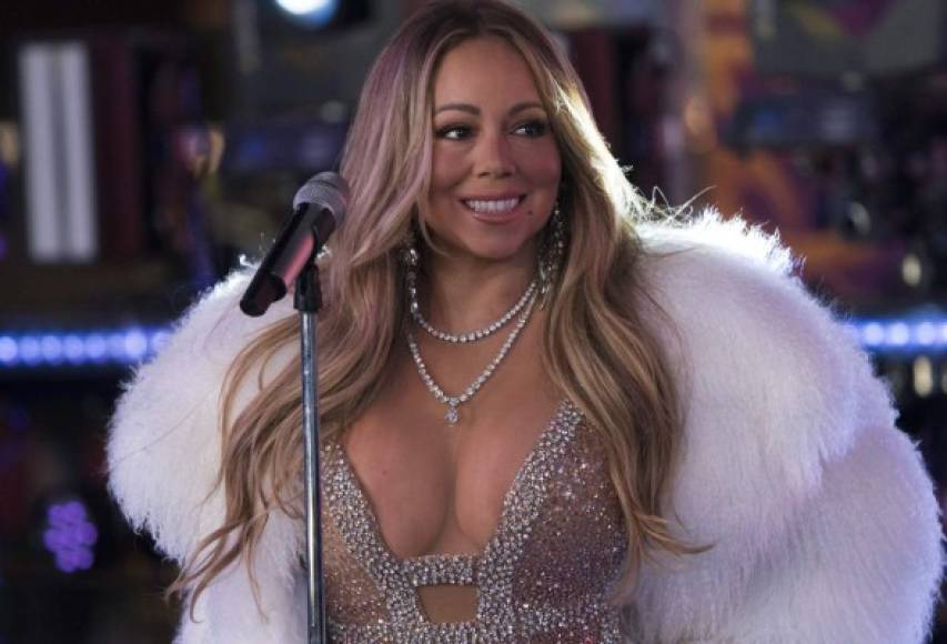 Mariah Carey completó sin incidentes su actuación en 'Dick Clark's New Year's Rockin' Eve”, presentado por Ryan Seacrest, tras el fiasco de un año antes. Vestida con un traje largo que mostraba parte de su cuerpo y un abrigo de piel blanco, interpretó sus éxitos de la década de 1990 'Vision of Love' y 'Hero'.