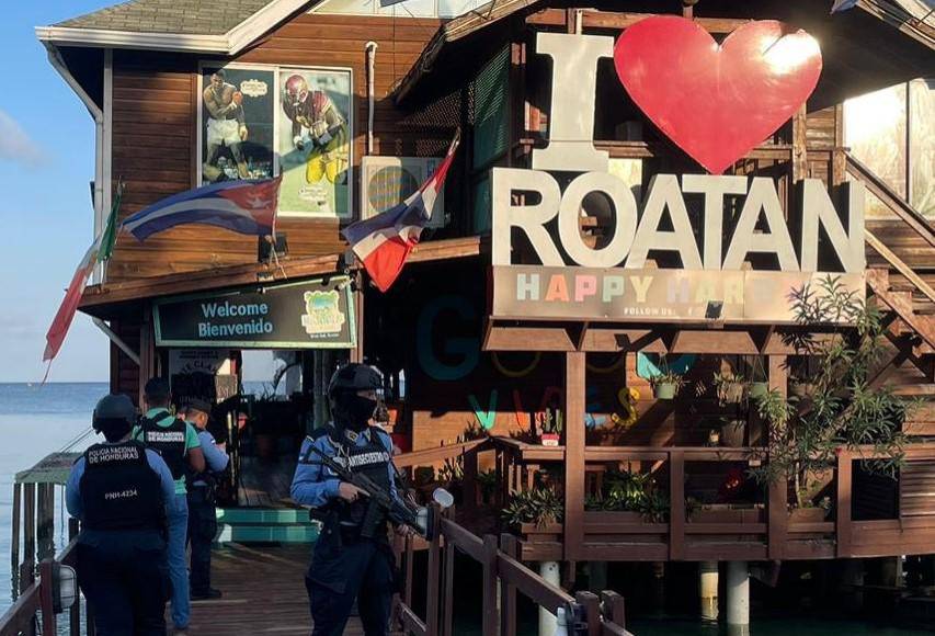 La Fiscalía indicó además que se ha solicitado el aseguramiento de todos los negocios y privación de dominio a favor del Estado ligados a la red desarticulada. Los capturados fueron trasladados a San Pedro Sula. 