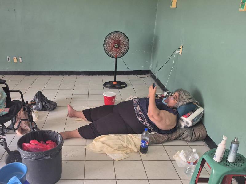 Basima Hilsaca duerme en el suelo en el hospital Atlántida luego de que le quitaran la cama porque la ocupan debido a la carencia de equipo con la que opera el centro hospitalario.