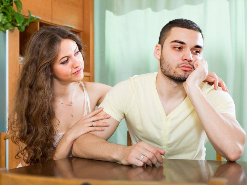 Natalia quiere convencer a su novio de casarse.