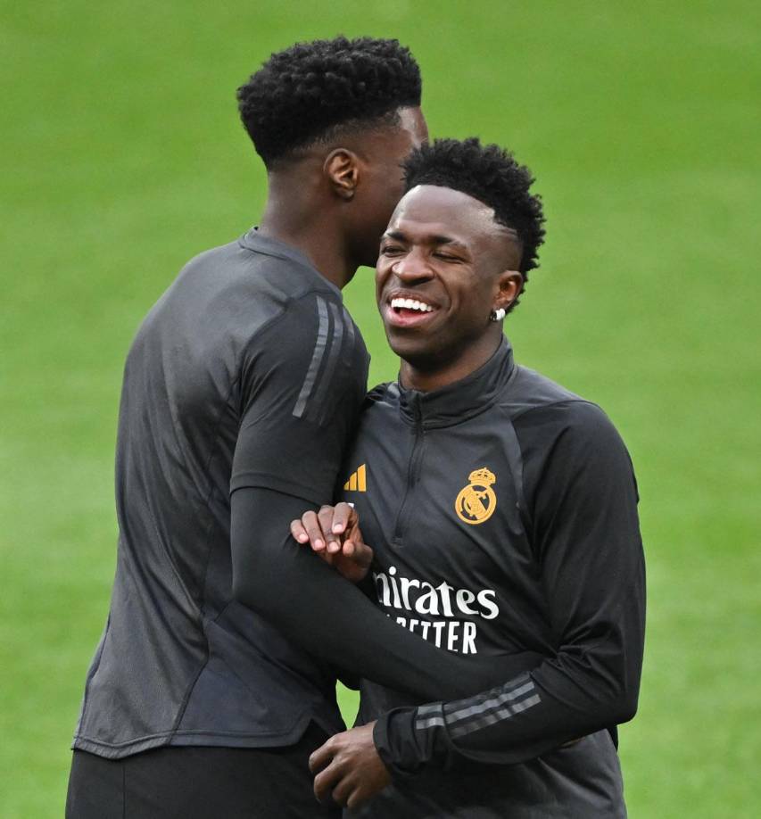 El centrocampista comenzó el calentamiento inicial y el rondo con sus compañeros, pero, cuando comenzó el partidillo entre la plantilla, se quedó al margen, haciendo trabajo específico. 