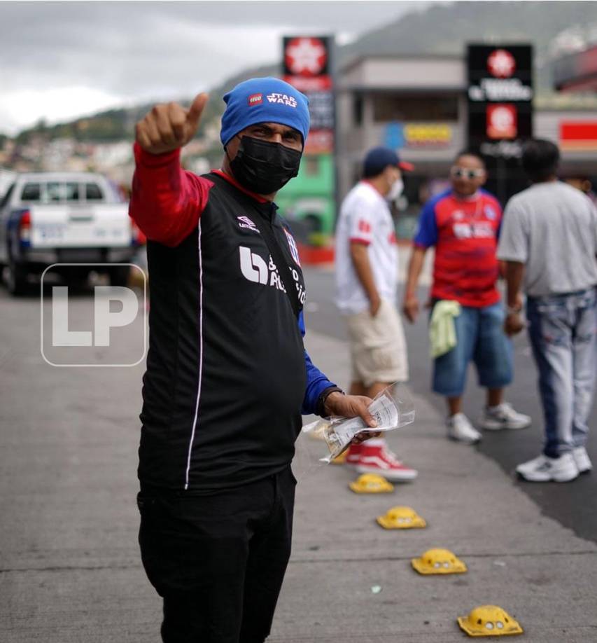 Los vendedores del mercado negro están vendiendo una entrada al sector de sol por 400 Lempiras, la de Sombra por 750 Lempiras y Silla a 1500 Lempiras.