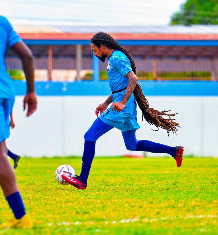 Es destacable que por sus conocidas rastas, también se le puede comparar al rapero estadounidense, Snoop Dogg, quien en varias ocasiones ha mostrado su afinidad por este deporte.