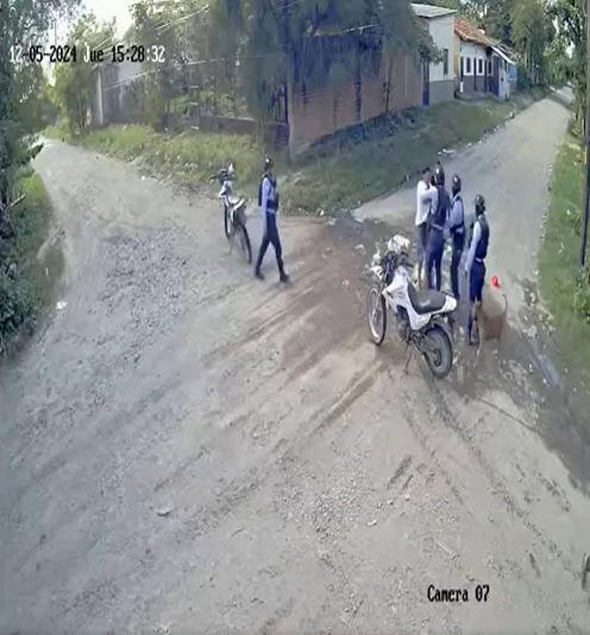 Después del forcejeo, el joven huye del sitio y el perro queda entre los policías, sin atacarlos. Los agentes se impacientan y, en el video captado por una cámara de seguridad, se escucha a otro de los uniformados proferir insultos contra el can y ordenar a su compañero que dispare. 