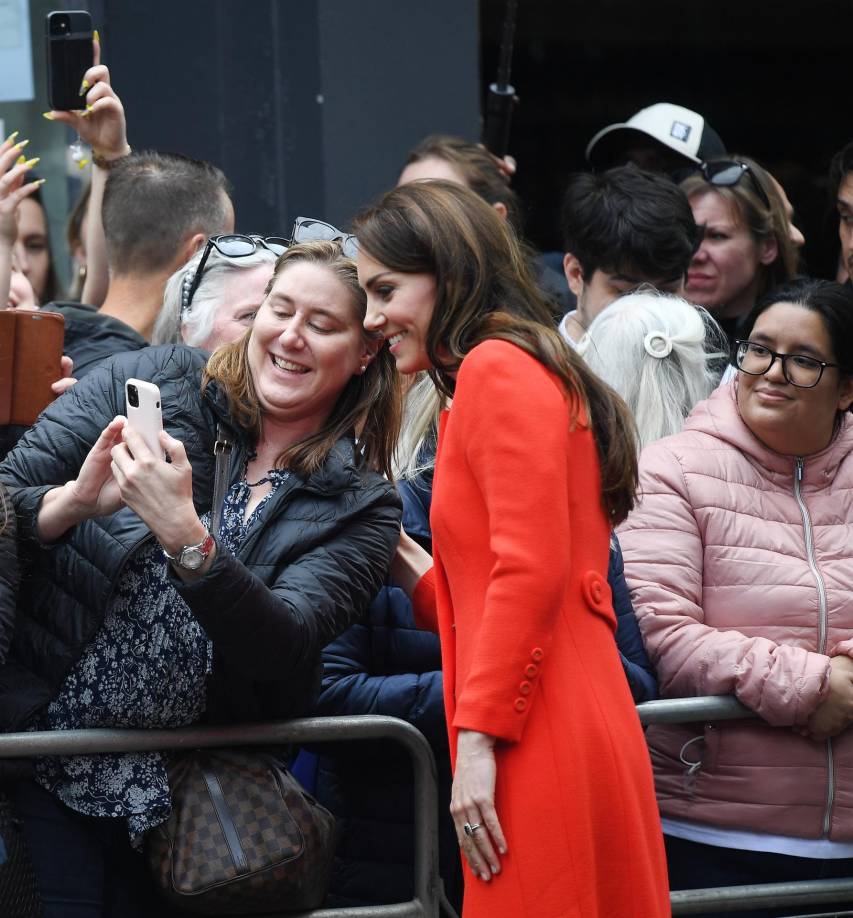 Como parte de las celebraciones, el palacio ha animado a los ciudadanos a organizar comidas y fiestas callejeras en sus vecindarios entre el sábado y el próximo lunes, que se ha declarado festivo para facilitar la participación. 