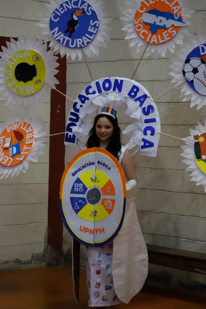 Trajes temáticos y ambiente en la elección de la Señorita Aniversario en la UPNFM-SPS