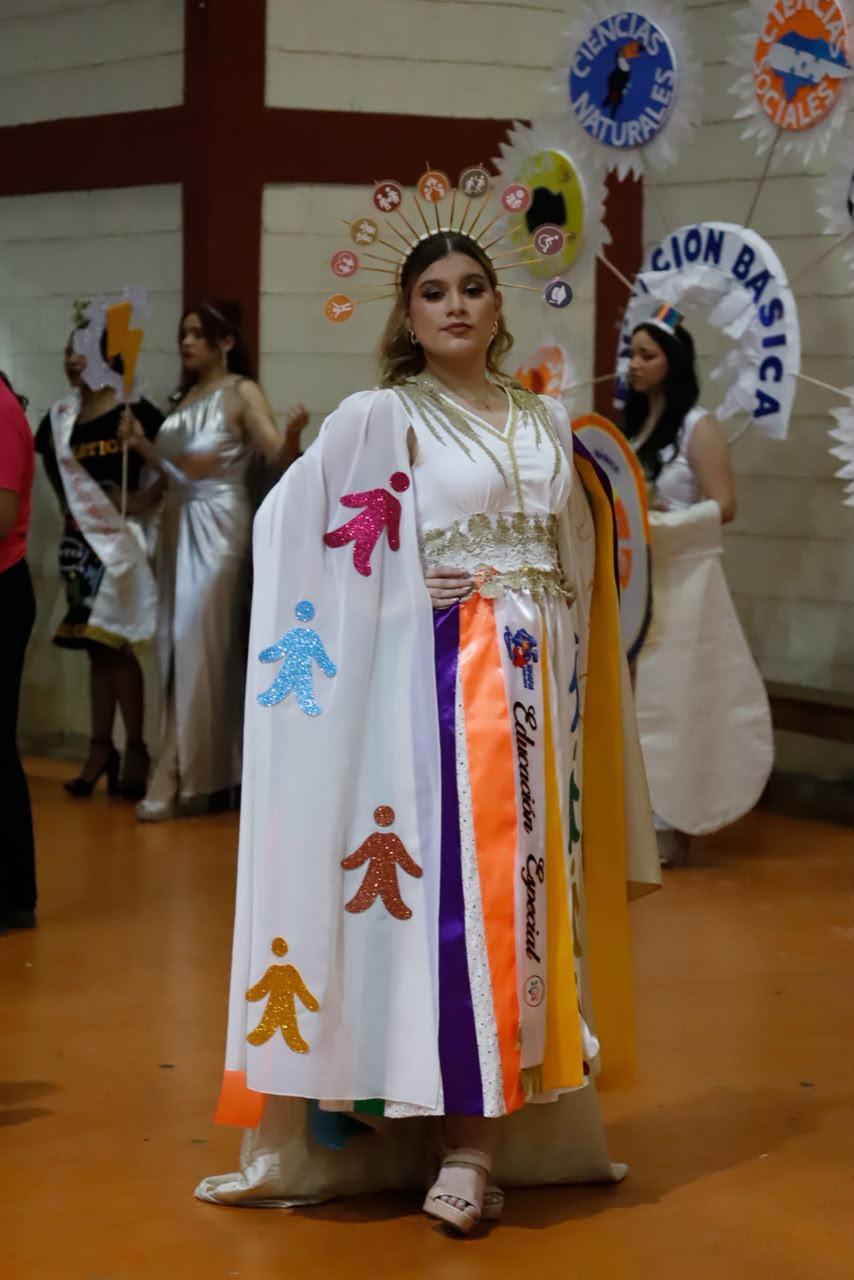Trajes temáticos y ambiente en la elección de la Señorita Aniversario en la UPNFM-SPS