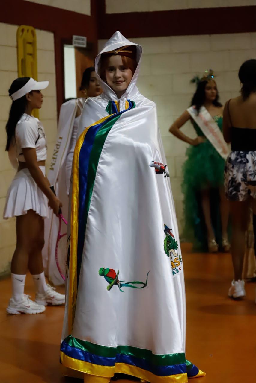 Trajes temáticos y ambiente en la elección de la Señorita Aniversario en la UPNFM-SPS