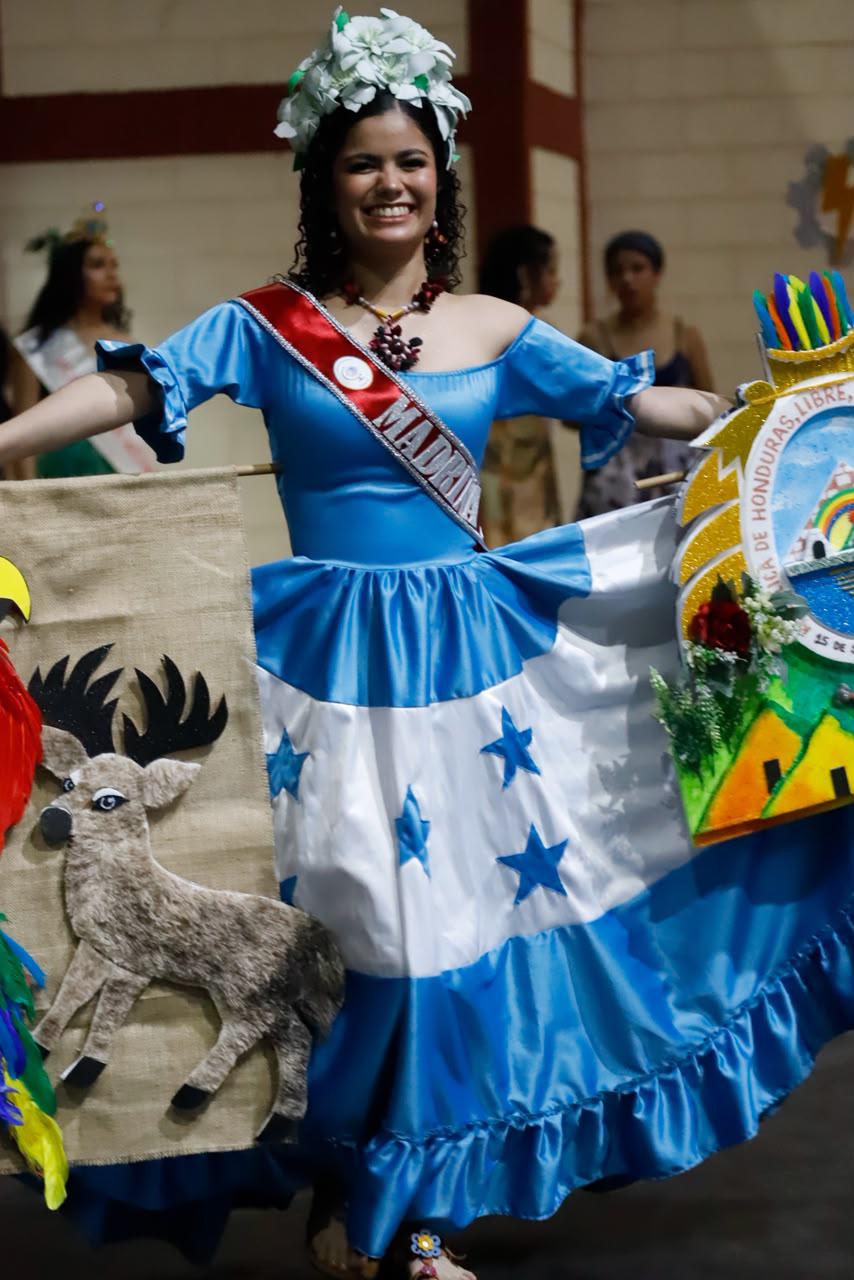 Trajes temáticos y ambiente en la elección de la Señorita Aniversario en la UPNFM-SPS