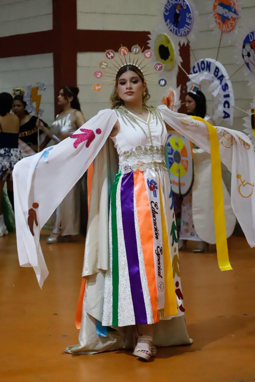 Trajes temáticos y ambiente en la elección de la Señorita Aniversario en la UPNFM-SPS