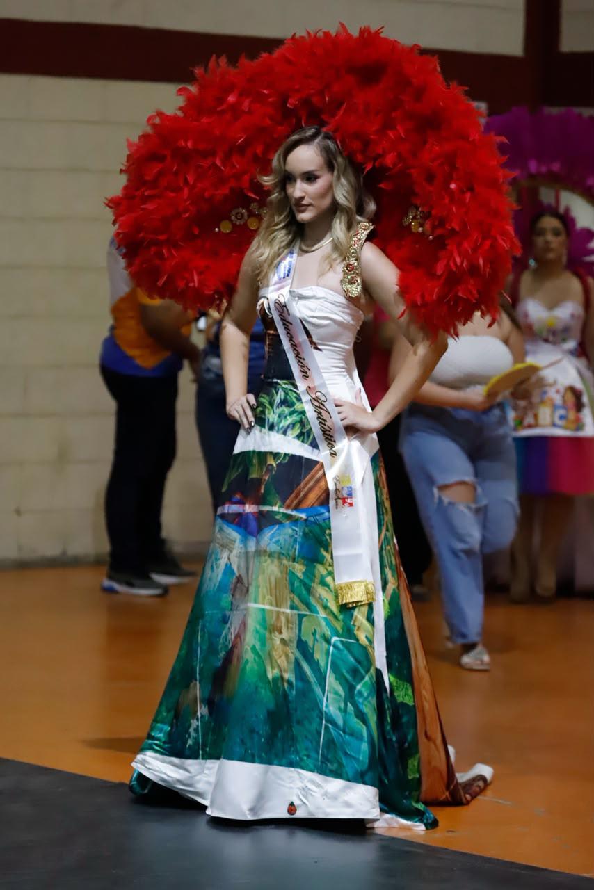 Trajes temáticos y ambiente en la elección de la Señorita Aniversario en la UPNFM-SPS
