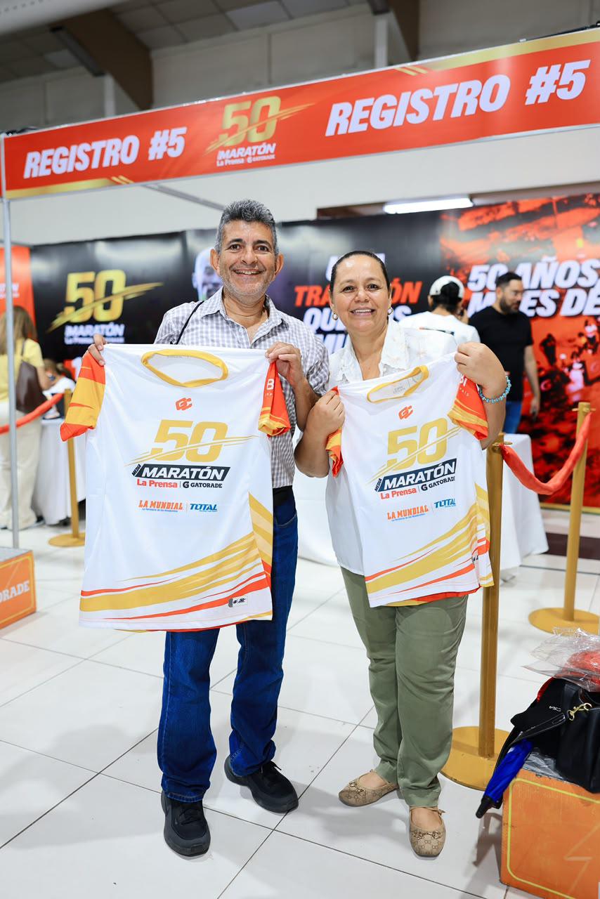 Largas filas, fervor y sorpresas en entrega de kits para Maratón La Prensa