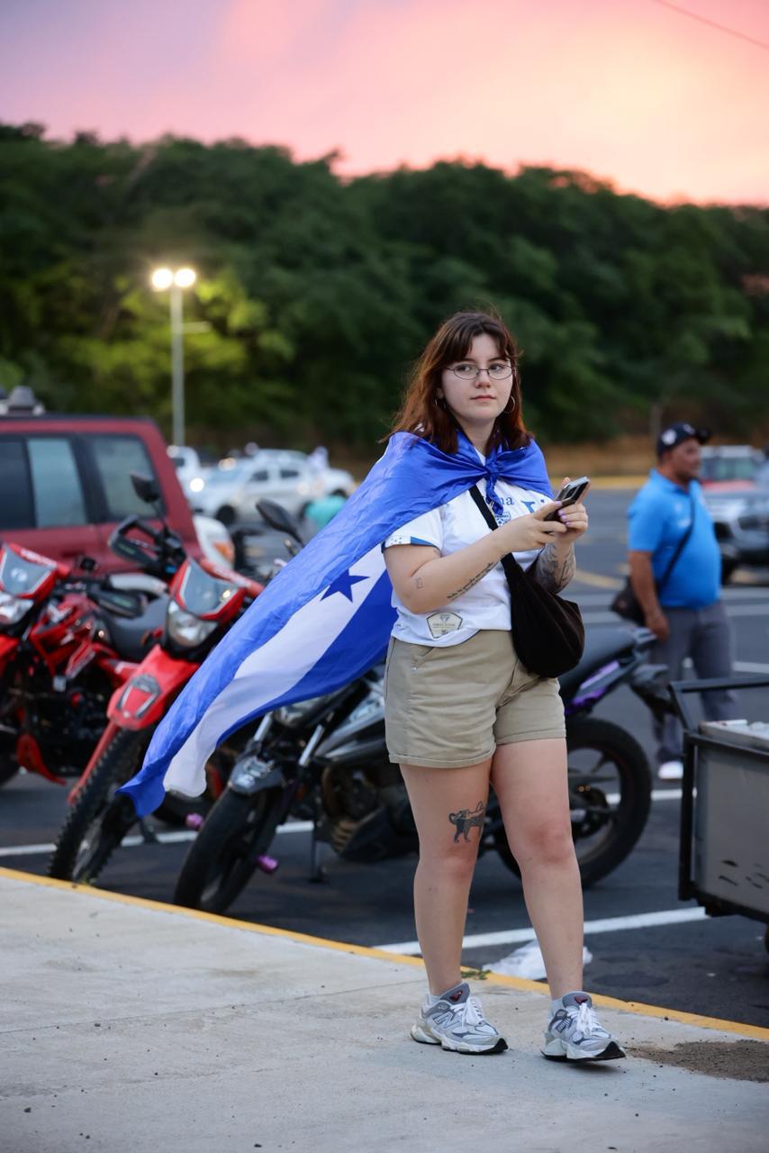 Figuras presentes en el Nicaragua-Honduras, bellezas y catrachos sorprenden