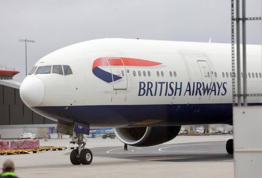 La pareja real viajó en un vuelo comercial desde Londres a Boston y se prevé que su primer evento sea una ceremonia de bienvenida en un museo de esta ciudad.