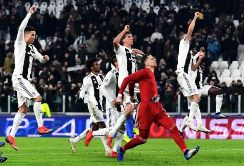 Los jugadores de la Juventus, entre ellos Cristiano Ronaldo, festejan el triunfo con sus aficionados al final del partido.