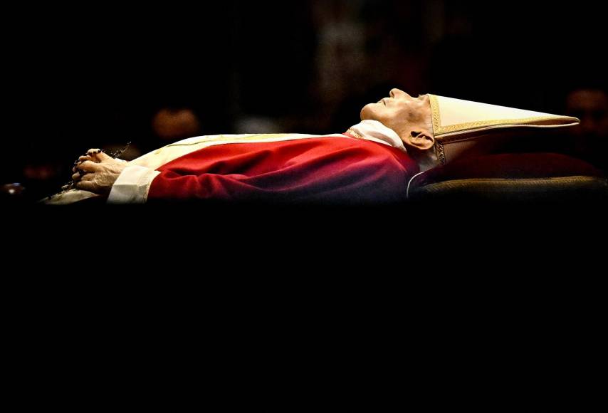 Después, el cuerpo de Benedicto XVI será enterrado en la cripta de la basílica de San Pedro, donde reposan muchos otros pontífices de la milenaria historia de la Iglesia católica.