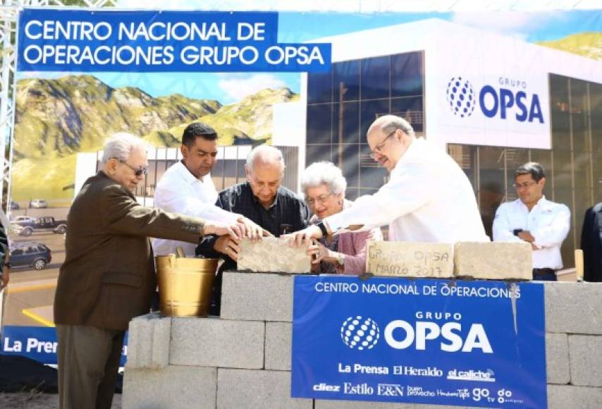 El presidente de Grupo OPSA, Jorge Shibli Canahuati, junto a ejecutivos de Grupo OPSA y el alcalde de Siguatepeque, Juan Carlos Morales, colocaron la primera piedra del Centro Nacional de Operaciones.