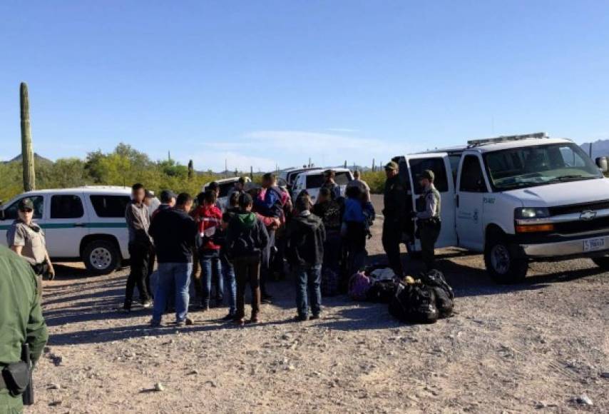 Cada días las autoridades detienen a cientos de personas, la mayoría familias centroamericanas, que cruzan la frontera tras recorrer el territorio mexicano en caravanas de migrantes.