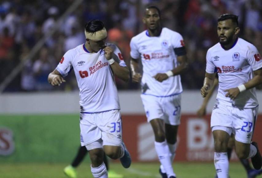 Michaell Chirinos se besó el escudo del Olimpia al celebrar su gol ante Platense.