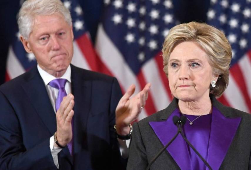 Hillary Clinton aceptó la 'dolorosa' derrota junto a su esposo, el expresidente, Bill Clinton.