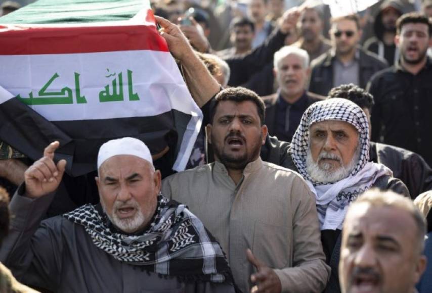 Reunida en la plaza Mollavi y varias calles alrededor, la multitud de Ahvaz agitó banderas rojas (color de la sangre de los 'mártires'), verdes (color del islam) y blancas acompañadas de frases religiosas, así como retratos del general que comandaba la fuerza Al Quds, unidad de élite de los Guardianes de la Revolución a cargo de las operaciones exteriores de la República Islámica.