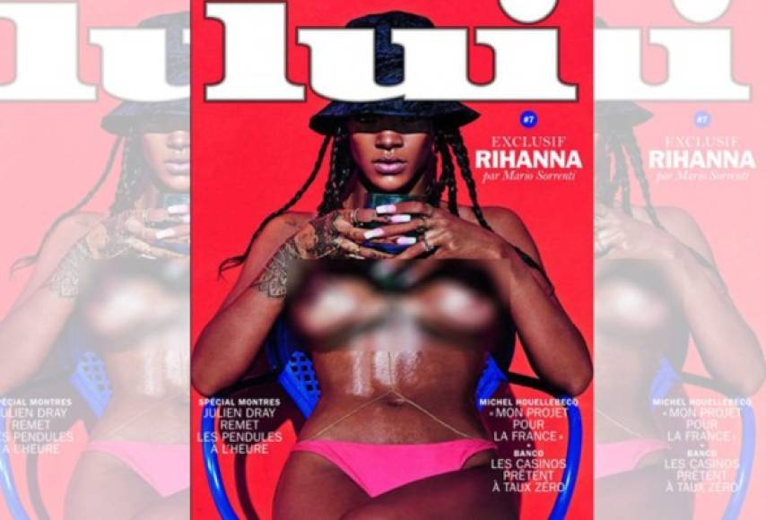 Rihanna con el torso completamente desnudo.