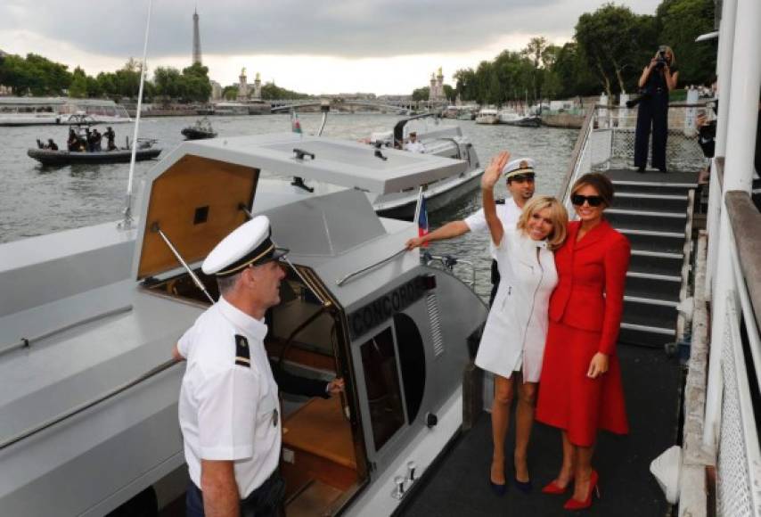 Luego, la primera dama francesa llevó a su homóloga estadounidense a dar un recorrido en bote por el río Sena. 'Este crucero tiene un gran simbolismo y permite poner en relieve el atractivo de París', indicaron fuentes de la presidencia francesa.